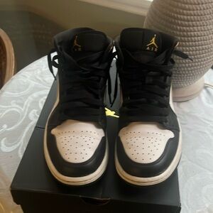 Jordan 1 mid